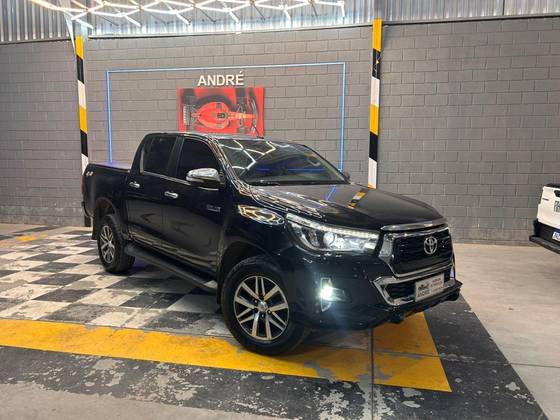 TOYOTA HILUX 2.8 SRX 4X4 CD 16V DIESEL 4P AUTOMÁTICO TOYOTA HILUX 2.8 SRX 4X4 CD 16V DIESEL 4P AUTOMÁTICO